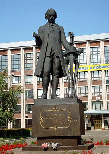 Памятник И. И. Ползунову напротив Алтайского государственного технического университета его имени, Барнаул